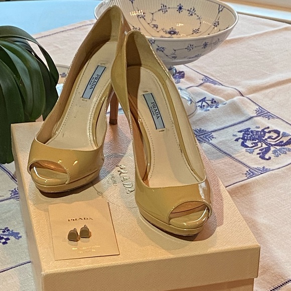 Prada Peep toe pump size 36 (US 6 ) Calzature Donna